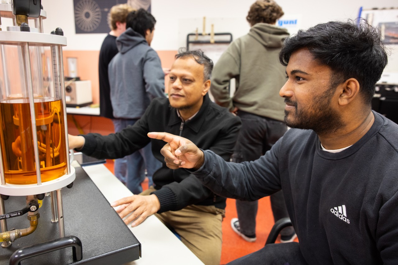 an image of Swinburne students using the Applied Mechanics Lab (Dynamics Lab)