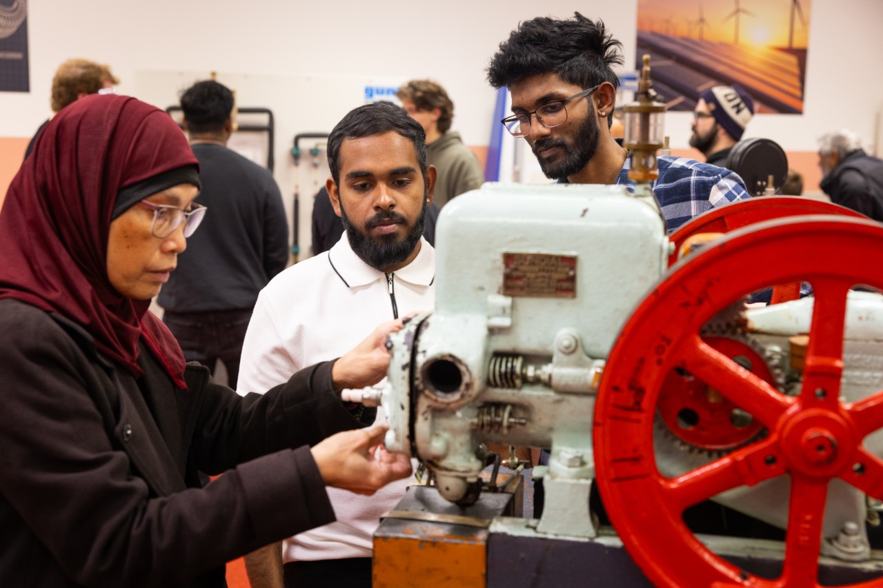an image of Swinburne students using the Applied Mechanics Lab (Dynamics Lab)