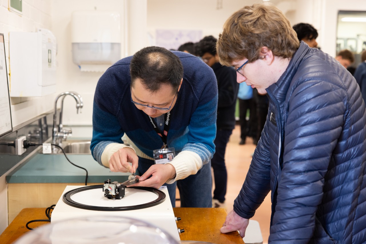 an image of Swinburne students using the Applied Mechanics Lab (Dynamics Lab)