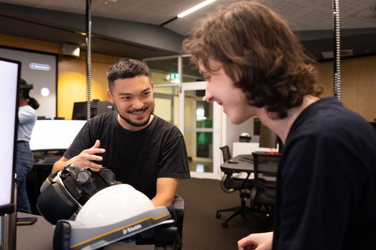 Students exploring the Trimble XR-10 headset with Microsoft HoloLens 2 for real-time 3D model visualisation and collaboration.