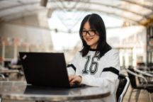 International student Thi Ngoc Anh Duong faces the camera, smiling.