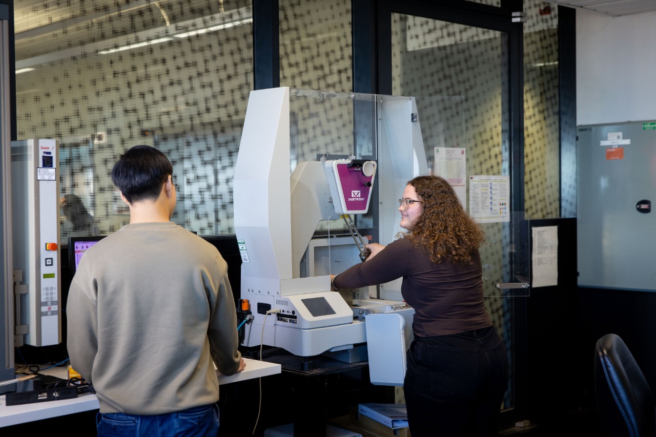 Students using the INSTRON-CEAST Pendulum Impact Testing Machine to determine a material’s impact resilience in the Polymer Processing and Testing Lab.