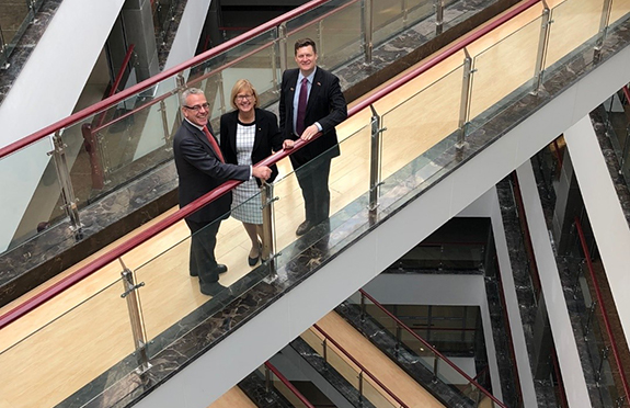 Victoria's Commissioner to China, Tim Dillon, Swinburne Vice-Chancellor Professor Linda Kristjanson and Australia’s Senior Trade Commissioner for North China, Dan Tebbutt on a tour of Swinburne facilities in Weihai.