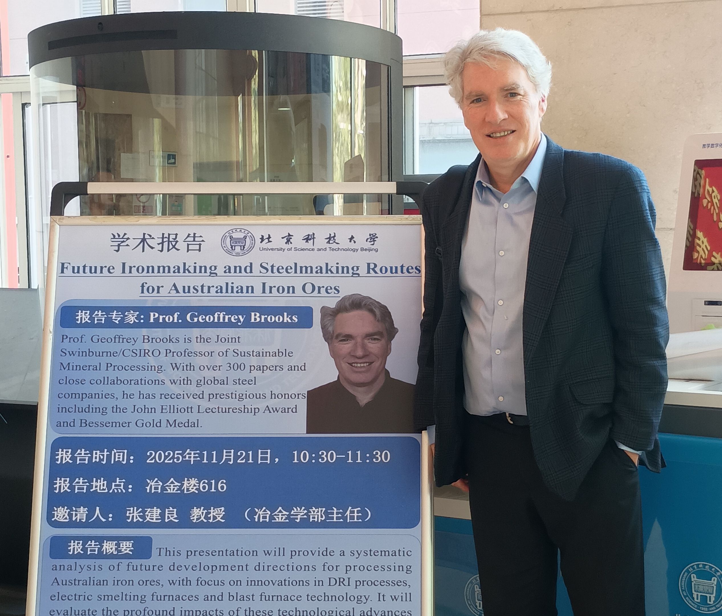 Swinburne Professor Geoffrey Brooks delivering a lecture on Australian iron ores in China. 